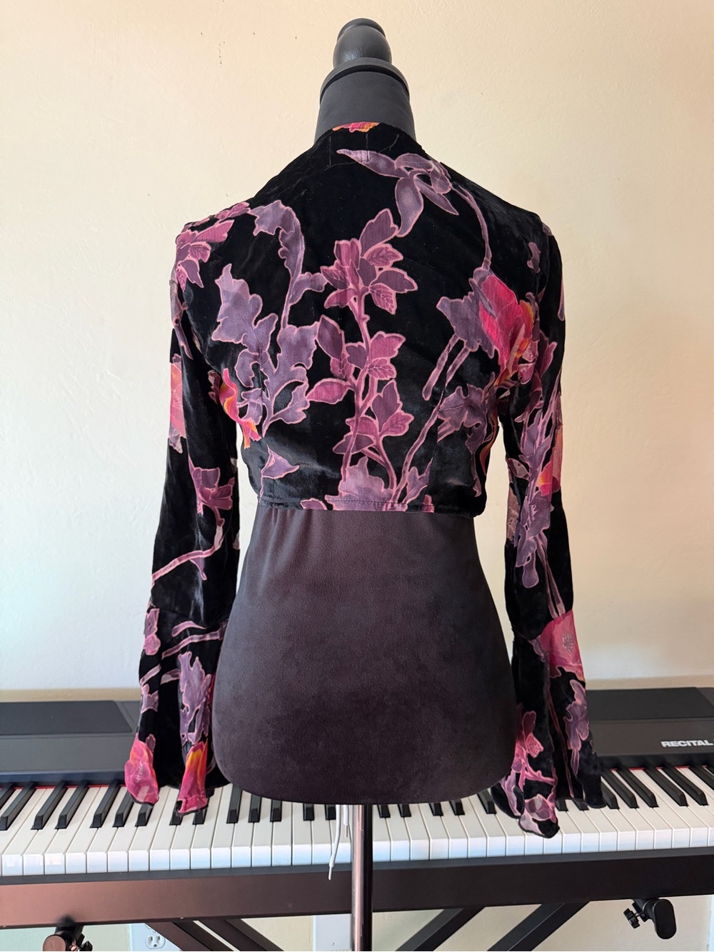 Tie front bolero bell sleeve velvet burnout size 8 practical magic style - Picture 4 of 7